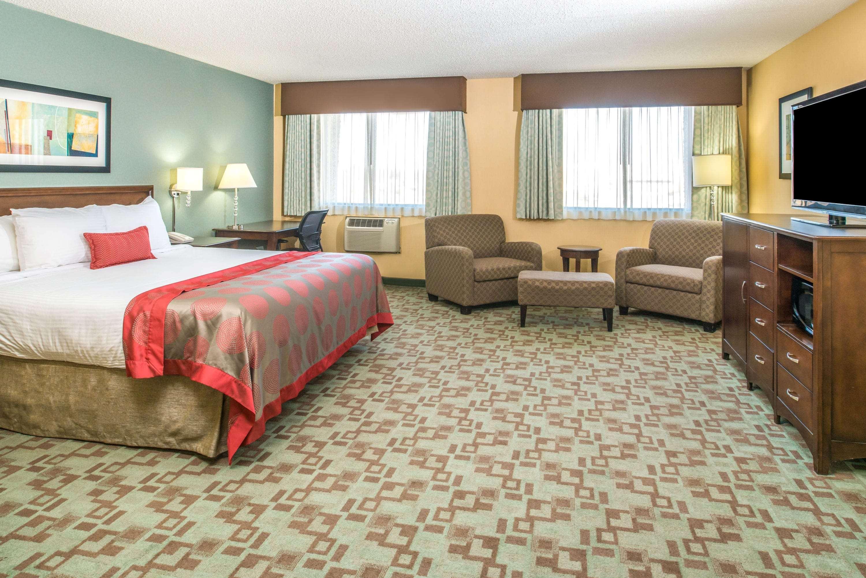 Hotel Ramada By Wyndham Saskatoon Exterior foto